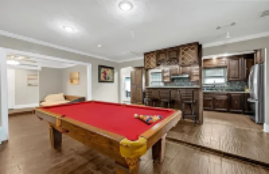 5BR Family Gem: Barbecue, Swim & Relax!
