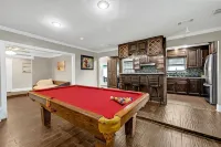 5BR Family Gem: Barbecue, Swim & Relax!