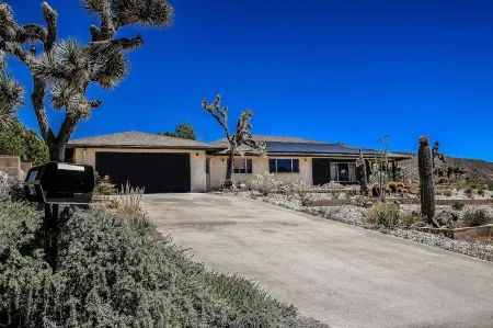 Remodeled and intimate desert home - quiet relaxation and 10 Min. to Pappy's!