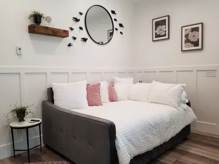 Modern Studio with Washer & Dryer