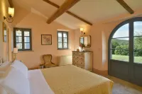 Spacious villa with heated pool, A/C, Wi-Fi, BBQ, al fresco dining, sleep 20