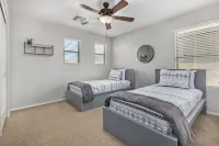 Short or Longer Stays! Spacious Chic Downtown Retreat w/ Community Pool