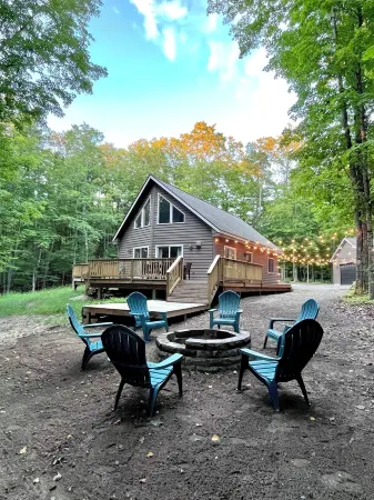 Fully remodeled cottage on private wooded setting, minutes from golf and skiing!