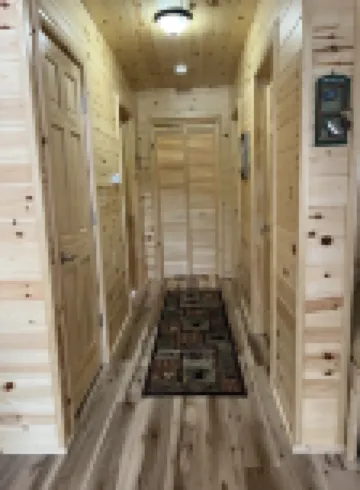 Riverfront Cabin : The Cozy Brown Trout Lodge