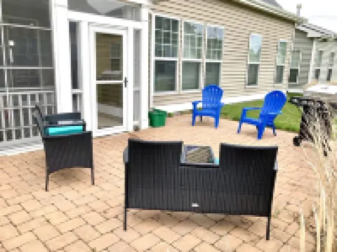 House sleeps 10, steps to pool, indoor/outdoor living, shuttle to Bethany Beach