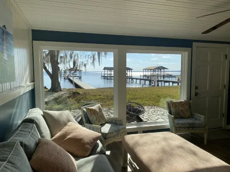 Peaceful Lakefront Cottage