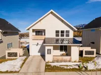 NEW- Modern Home Close to Downtown - Hot Tub!