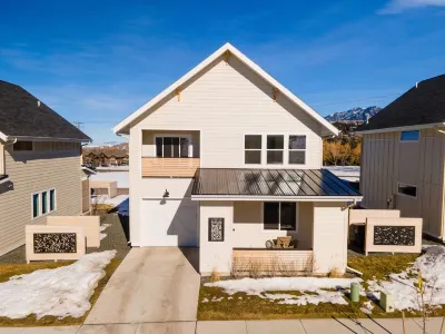 NEW- Modern Home Close to Downtown - Hot Tub!