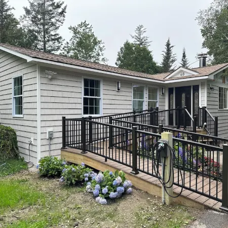 Luxury 3/2, Wheelchair Access, Hot Tub+Lift, Yard, Fireplace Walk to Lighthouse