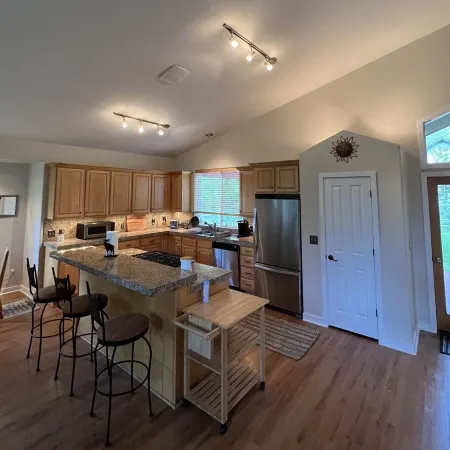 Spacious 3B/2BA house w/ fenced yard+mountain view
