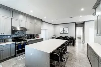 New 2022 5-Bedrooms w/9 Queen Beds Near Disneyland Hotels in Midway City