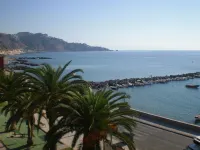 Beautiful two-bedroom apartment in a central location, just a few steps from the sea