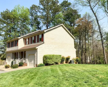 Lux King Suite- 16 miles of walking trails, central to Duke, UNC & RDU Airport Hotels in Triangle