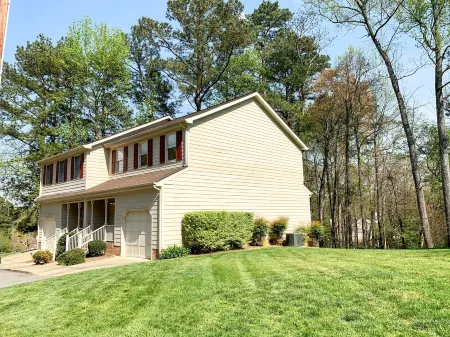 Lux King Suite- 16 miles of walking trails, central to Duke, UNC & RDU Airport