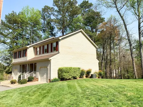 Lux King Suite- 16 miles of walking trails, central to Duke, UNC & RDU Airport