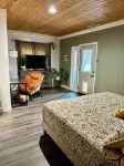 Sunflower Hideout: Dry Sauna, Gym, Private Balcony, Jacuzzi & Ping Pong!