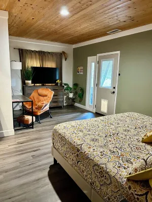 Sunflower Hideout: Dry Sauna, Gym, Private Balcony, Jacuzzi & Ping Pong!