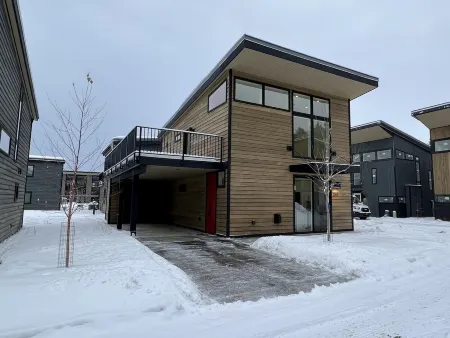 15 Mins. to Ski Resort, Clubhouse Hot Tub + Steam Room, 5 Mins. to Downtown WF