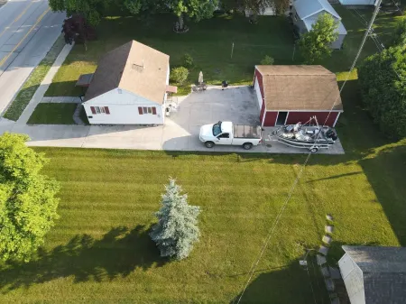 Cozy newly renovated home minutes from Sebewaing Harbor Marina to access bay.