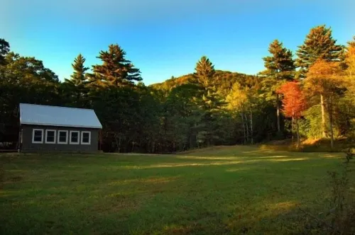 Cozy Charming Cabin with Mountain View, River, and High-Speed Wifi. Pets Allowed