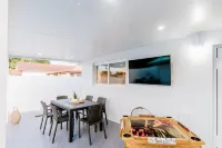 Encanto Family, cozy patio & pool, near to everything - Homestays