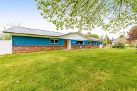 TRASK RIVER FISHING LODGE: New Riverfront Luxury with acreage and great views!  호텔