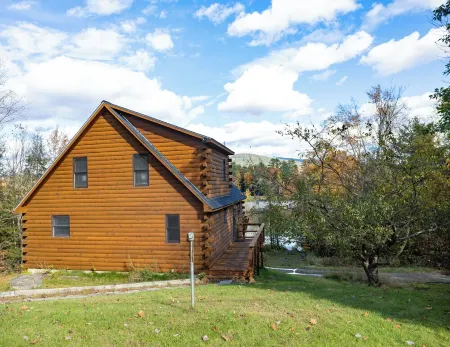 The Lake's End - Beautiful Lakefront Log Home in the White Mountains