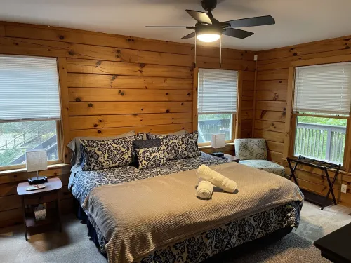 Mountain Serenity, Log Cabin, Hot Tub, EV Charger, Ski Resort 1mi, Sleeps 9