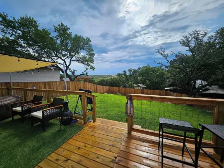 "Keep it Zen" is the vibe !Sleeps 8/10 - Hot Tub. Отели в г. Каньон Лейк