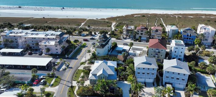 Stunning 1-Bedroom, Remodeled Apartment Overlooking Pool Near the Beach Hotels in Siesta Key