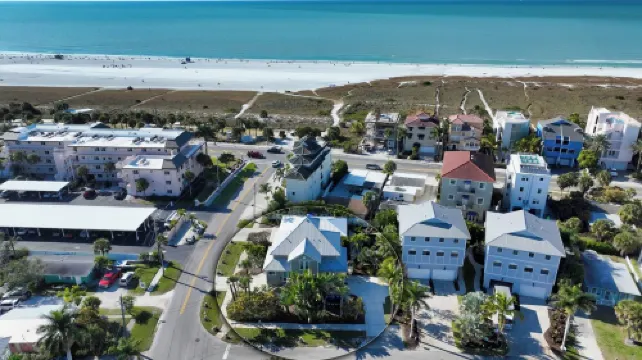 Stunning 1-Bedroom, Remodeled Apartment Overlooking Pool Near the Beach