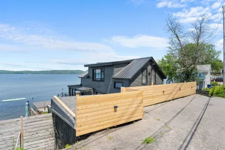 Lakeside Cottage ~ Pool, Hot tub & Private Beach