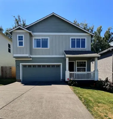 4BR,4 King Beds, 5 minute walk to Edgefield Mcmenamins, Pool Table, Full Kitchen