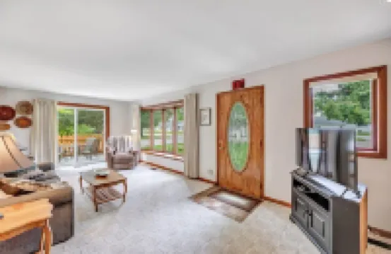 Well maintained home. Close to events. EAA, Packer games, Mile of Music.