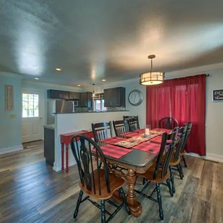 Steps from Downtown Cody - Spacious home that sleeps 10!