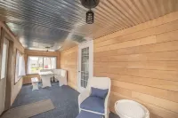 Charming Cottage w/ Lake Access and private Fire Pit