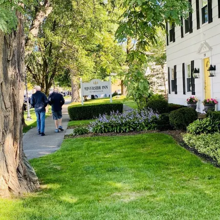 ROMANTIC TOP FLOOR, DOWNTOWN NESTING w KING BED & WATER VIEW OF MT. BALDHEAD