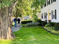 ROMANTIC TOP FLOOR, DOWNTOWN NESTING w KING BED & WATER VIEW OF MT. BALDHEAD