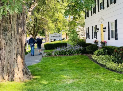 ROMANTIC TOP FLOOR, DOWNTOWN NESTING w KING BED & WATER VIEW OF MT. BALDHEAD