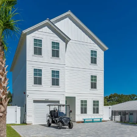 Glimmer! Sleeps 26! 2 Blocks from the Beach!