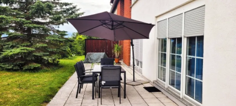 Terrasse - Parkplatz - TV im Boxspringbett - Küche