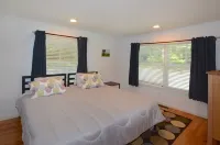 UNIQUE 36 ACR Waterfalls, Steam Shower, BIG Sandbox, Pool Table HOT TUB, POOL