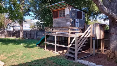 Family home with fenced yard 6 minutes to the Silos Отели рядом с достопримечательностью «Rogers School of Engineering and Computer Science»