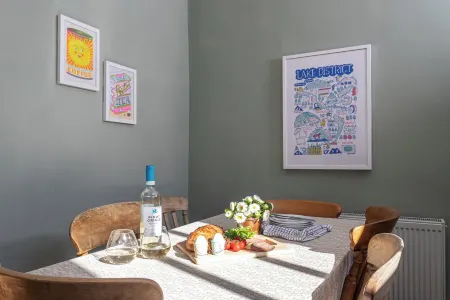 NEW! Stylish period cottage near town with log burner, parking, garden. Отели рядом с достопримечательностью «Квакер Тапестри Музеум»