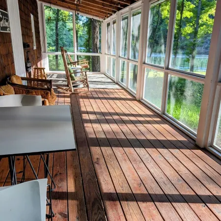 Lovely Cottage w/Screened Porch Overlooking a Creek & Minutes from the Dragon!