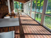 Lovely Cottage w/Screened Porch Overlooking a Creek & Minutes from the Dragon!