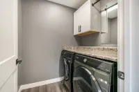 New Home! Quiet location- only 3 minutes to Notre Dame- Sleeps 12