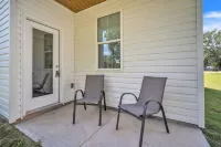 Sleek 3BR Pet-Friendly Oasis, Close to City