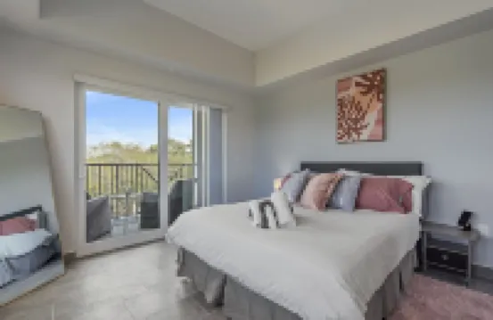 Luxe Getaway! 2 Mins from Downtown Sarasota , 7 Mins from Airport/Lido Beach!