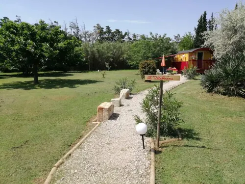 Roulotte La Pitchoune Hotels in Tarascon